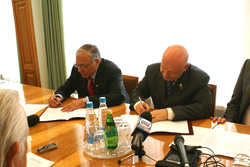 Boris Malzew und Wladimir Platonow unterzeichneten das Protokoll 